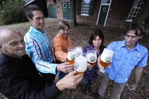 De boerderij van Toontje Schoen wordt een café annex brouwerij. Vlnr Johan Cornelissen, Jeen Brouwer en Ad Kusters (de brouwers) met naast hen het echtpaar Marianne en Ton Schoenmakers, de eigenaars van het pand op de achtergrond. foto René Schotanus/het fotoburo